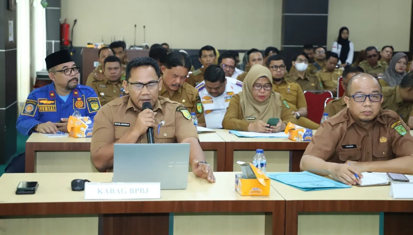 Pj. Bupati Inhil Memimpin Rapat Laporan Evaluasi Pembangunan Kab. Inhil Sampai Dengan Tanggal 20 Mei 2024