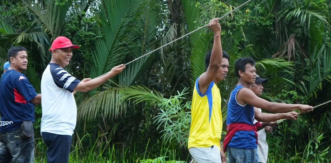 Pastikan Jaringan Listrik Terpasang, Pj.Bupati Herman Gotong Royong bersama Masyarakat Kuala Muda Seberang Tembilahan Barat
