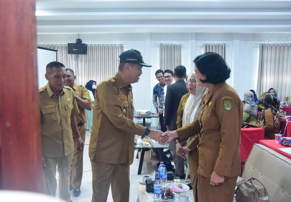 Berikan Kemudahan dan Perkembangan UMKM serta Koperasi di Inhil, Wabup H.Syamsuddin Uti Serahkan Sertifikat
