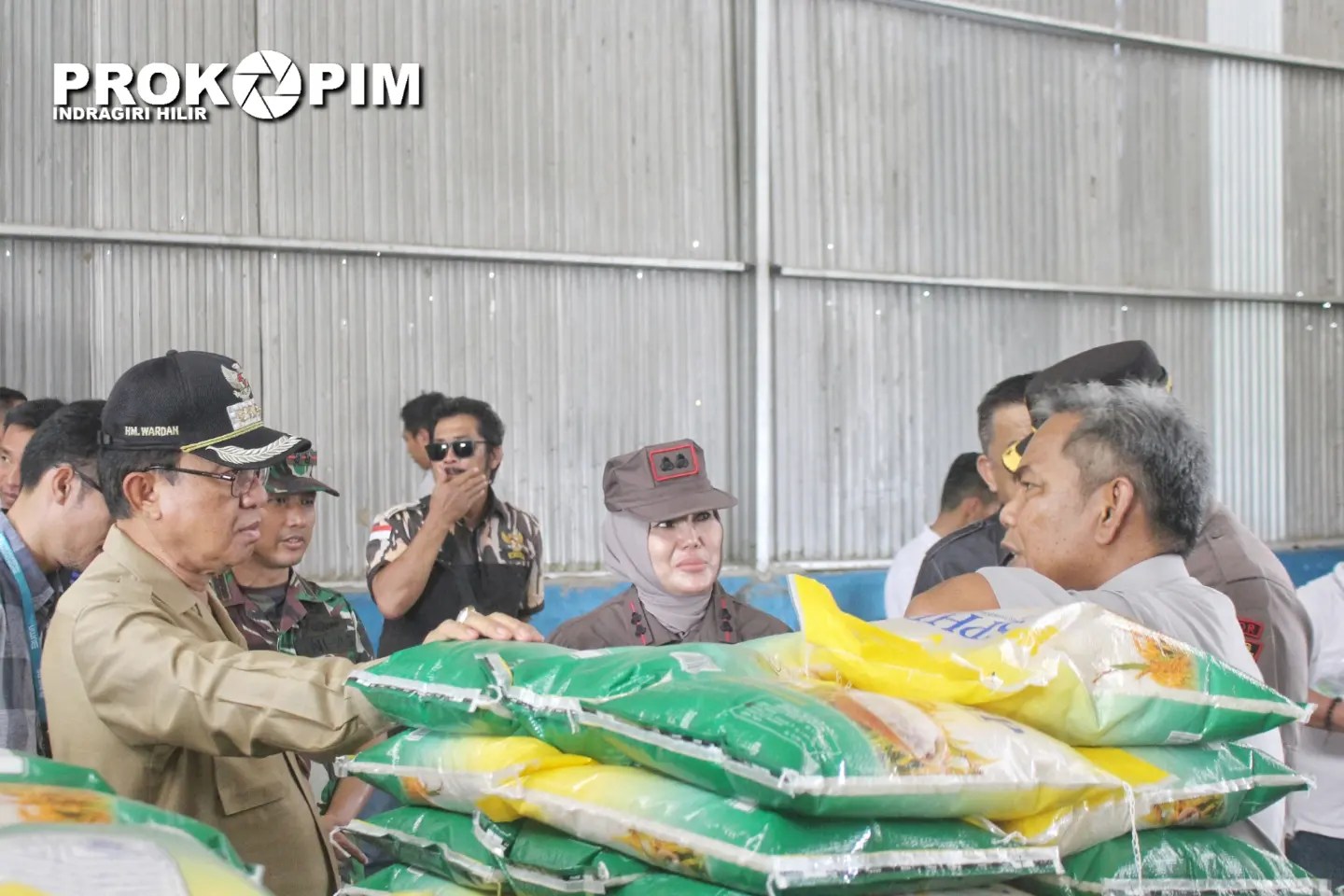 Jelang Ramadhan, Bupati Inhil H. M. Wardan Tinjau Pasar Tradisional, Agen Bahan Pokok dan  Gudang Bulog