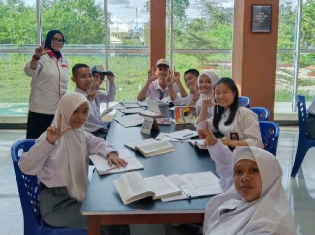 Kunjungi Kantor DPAD Inhil, Siswa SMAN 1 Tembilahan Belajar Bersama di Perpustakaan Daerah