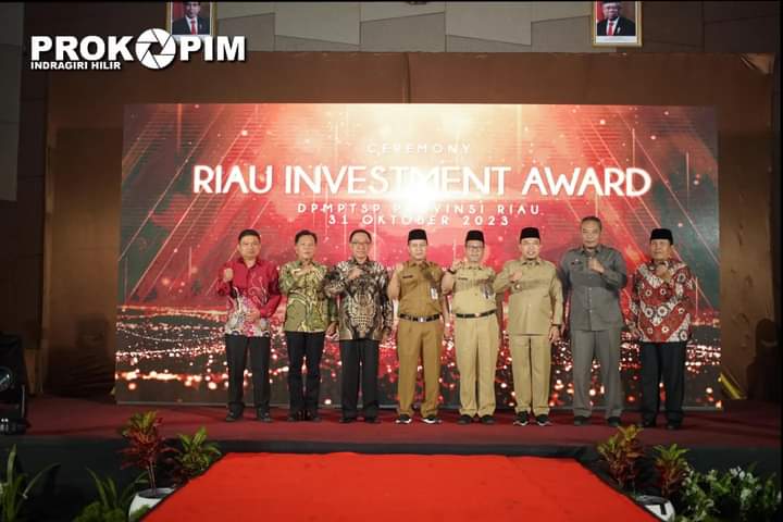DPMPTSP Inhil Dampingi Bupati HM Wardan Terima Penghargaan Riau