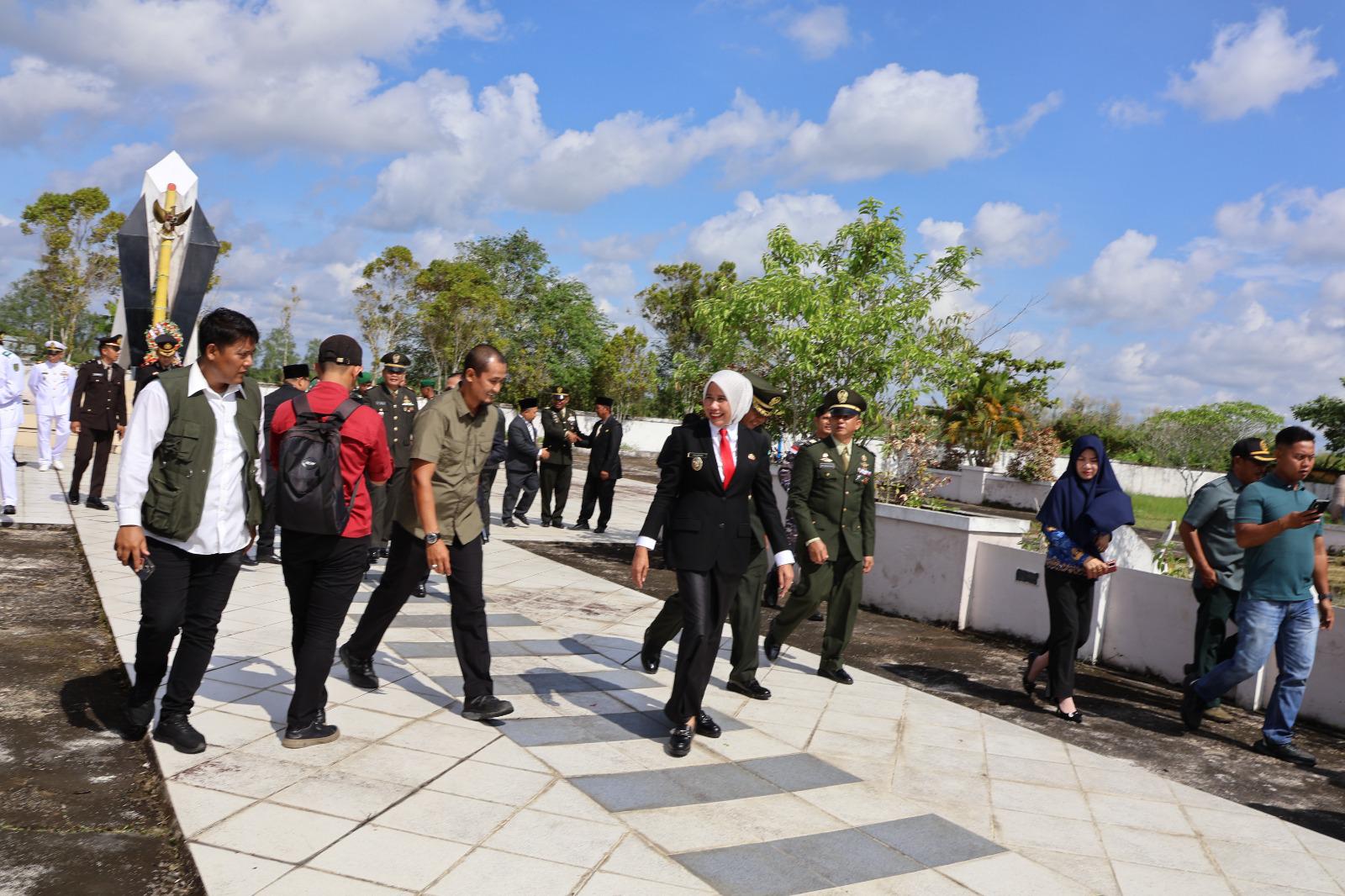 Wakil Bupati Inhil Yuliantini Pimpin Ziarah Di Taman Makam Pahlawan Tembilahan