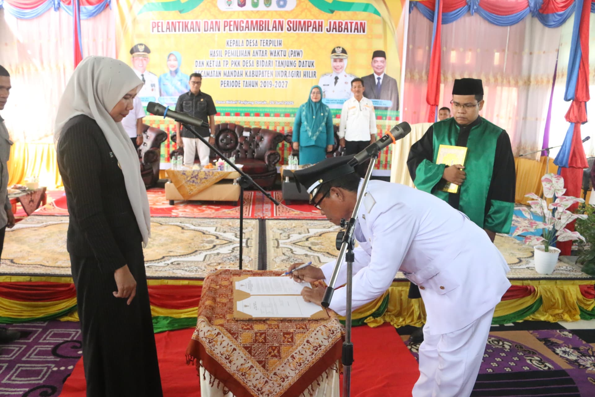 Wakil Bupati Inhil Yuliantini Lantik Kepala Desa Bidari Tanjung Datuk