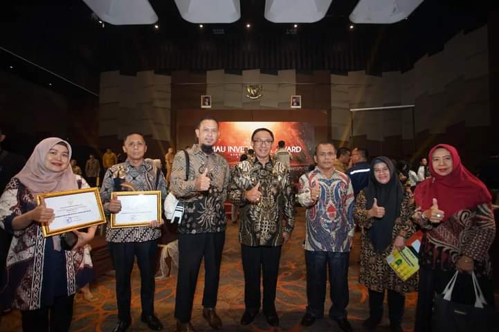 DPMPTSP Inhil Dampingi Bupati HM Wardan Terima Penghargaan Riau