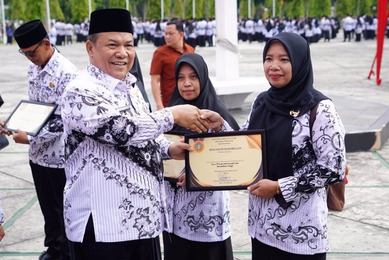 Peringatan HGN 2025 Jadi Momen Terindah, Guru Berprestasi Menangis Terharu Dihadiahi Umrah oleh Plt Gubri