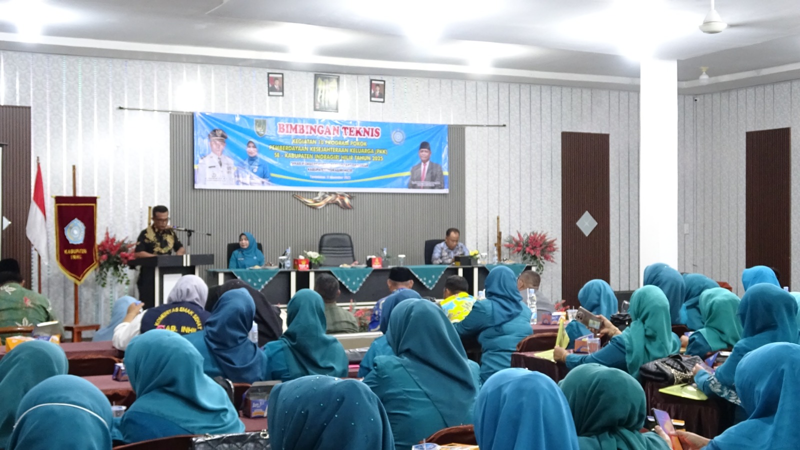 Bupati dan Ketua TP PKK Inhil Serukan Keaktifan dan Inovasi Peserta pada Bimtek 10 Program Pokok