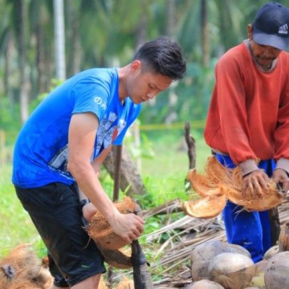 GALERI: Sensasi Kehidupan Petani di Negeri Hamparan Kelapa Dunia