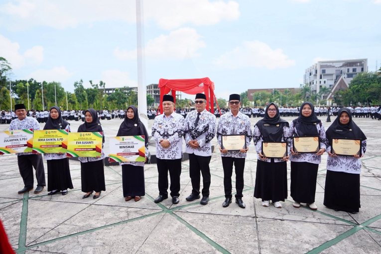Peringatan HGN 2025 Jadi Momen Terindah, Guru Berprestasi Menangis Terharu Dihadiahi Umrah oleh Plt Gubri