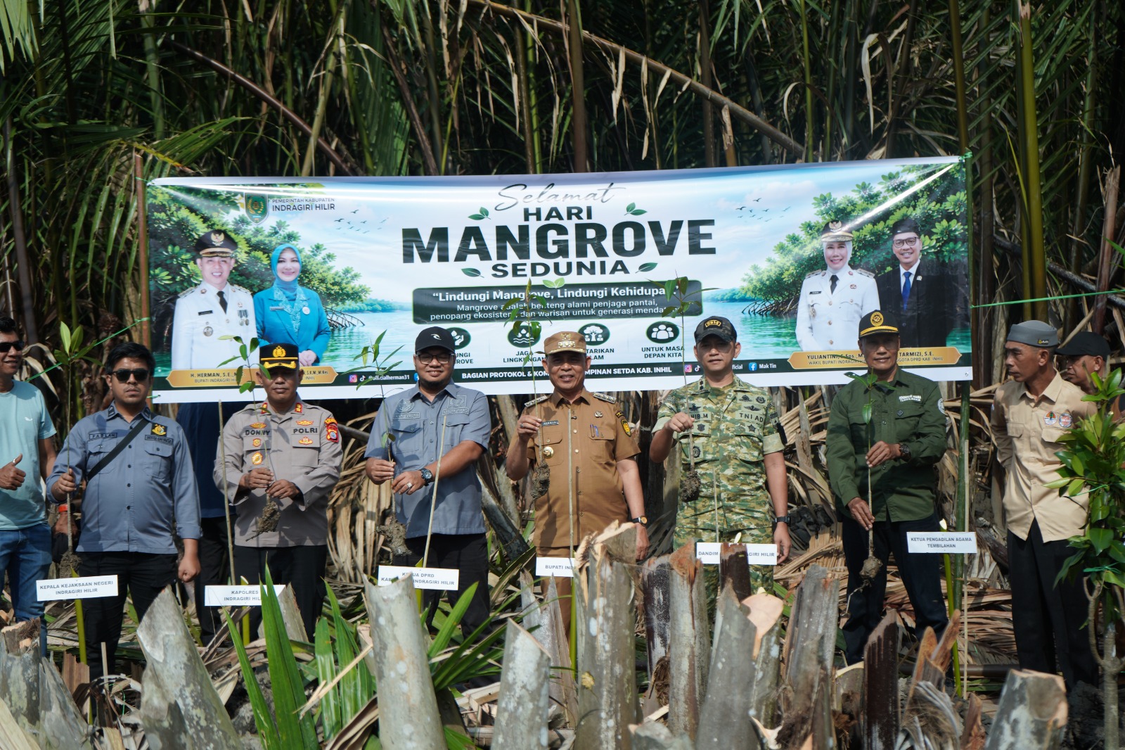 Bupati Herman dan Forkopimda Tanam Mangrove di Sapat, Perkuat Benteng Pesisir Sekaligus Dorong Ekonomi Masyarakat