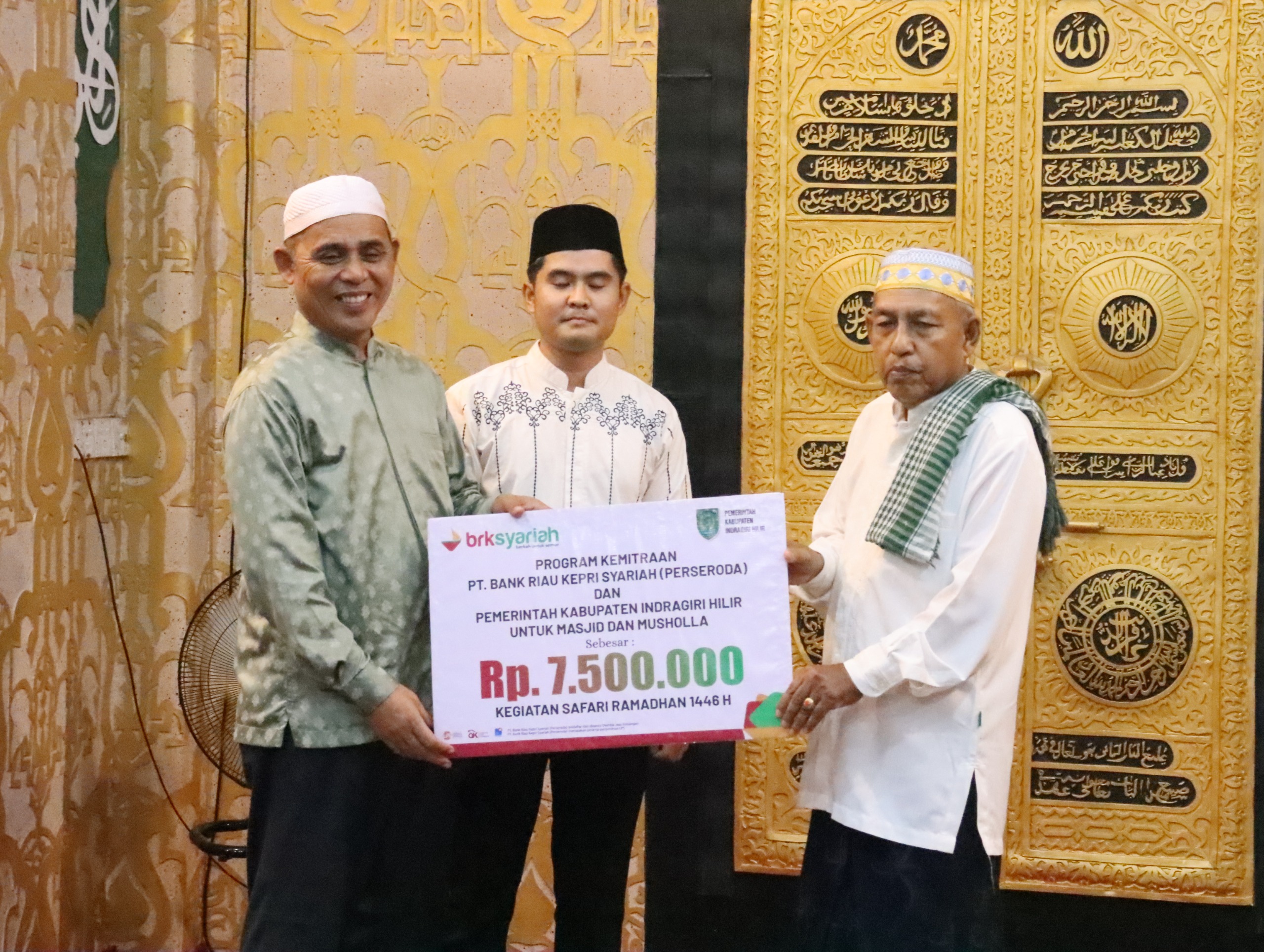Bupati Inhil Safari Ramadhan Di Masjid An-Nur, Serahkan Bantuan Dan Ajak Warga Makmurkan Masjid