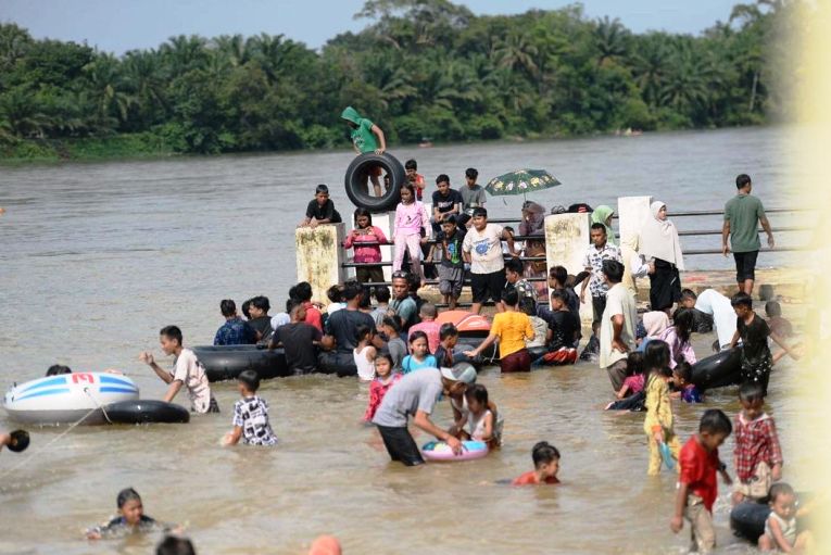 Gubernur Syamsuar Hadiri Event Wisata Balimau Kasai di Desa Batu Belah