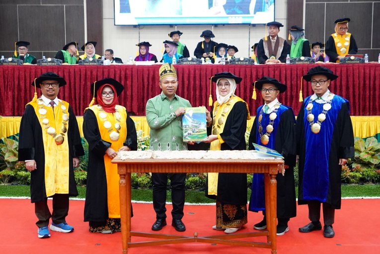 Gubri Abdul Wahid Hadiri Wisuda UIN Suska, Lulusan Diajak Jadi Penerus Perubahan
