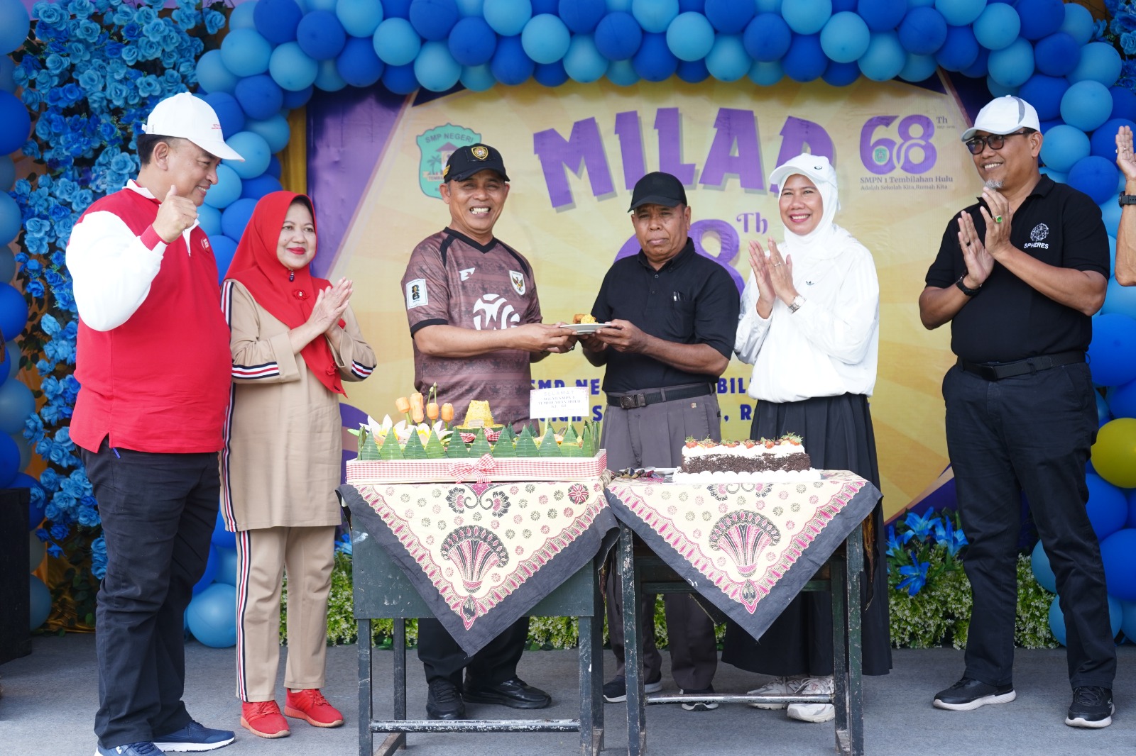 Milad ke-68 SMPN 1 Tembilahan Hulu, Bupati Inhil Potong Tumpeng dan Serahkan Door Prize