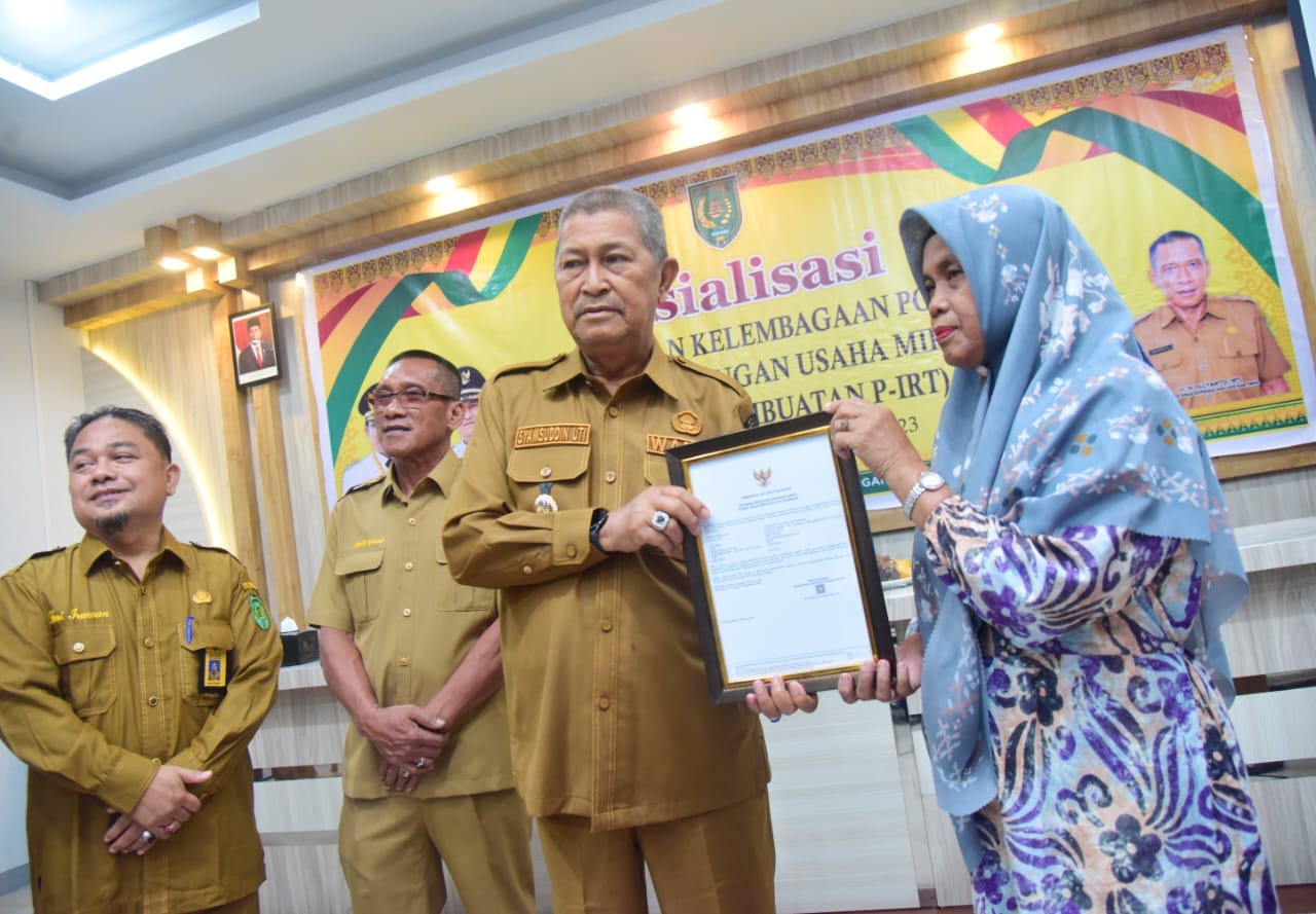 Berikan Kemudahan dan Perkembangan UMKM serta Koperasi di Inhil, Wabup H.Syamsuddin Uti Serahkan Sertifikat