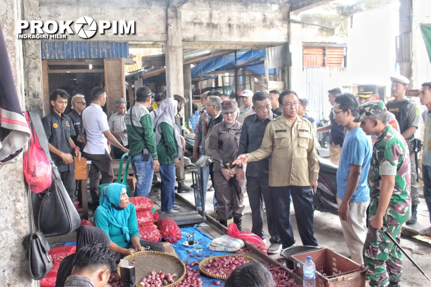 Jelang Ramadhan, Bupati Inhil H. M. Wardan Tinjau Pasar Tradisional, Agen Bahan Pokok dan  Gudang Bulog