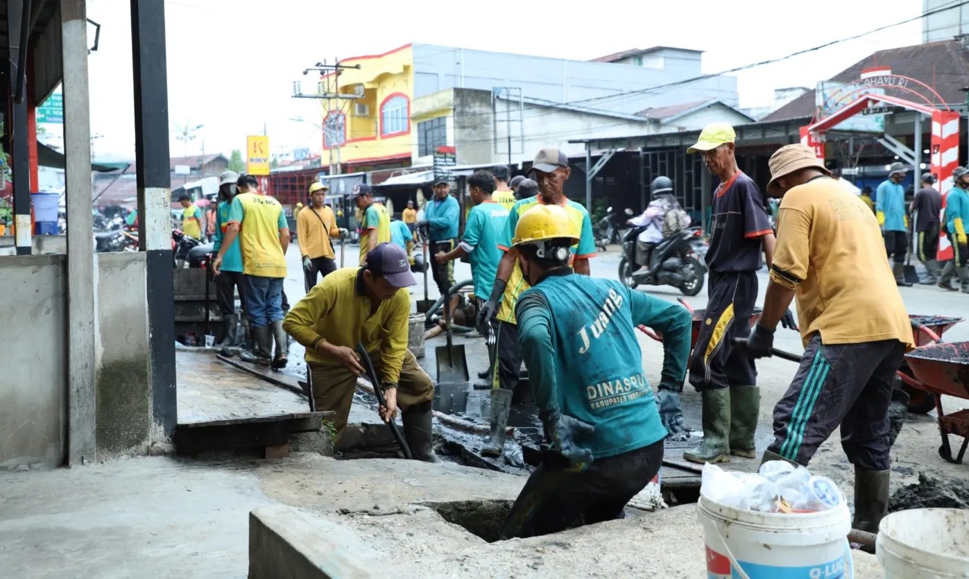 Antisipasi Genangan Air Di Kota Tembilahan, Pj. Bupati Inhil Pantau Langsung Normalisasi Saluran Air di Jl. M. Boya