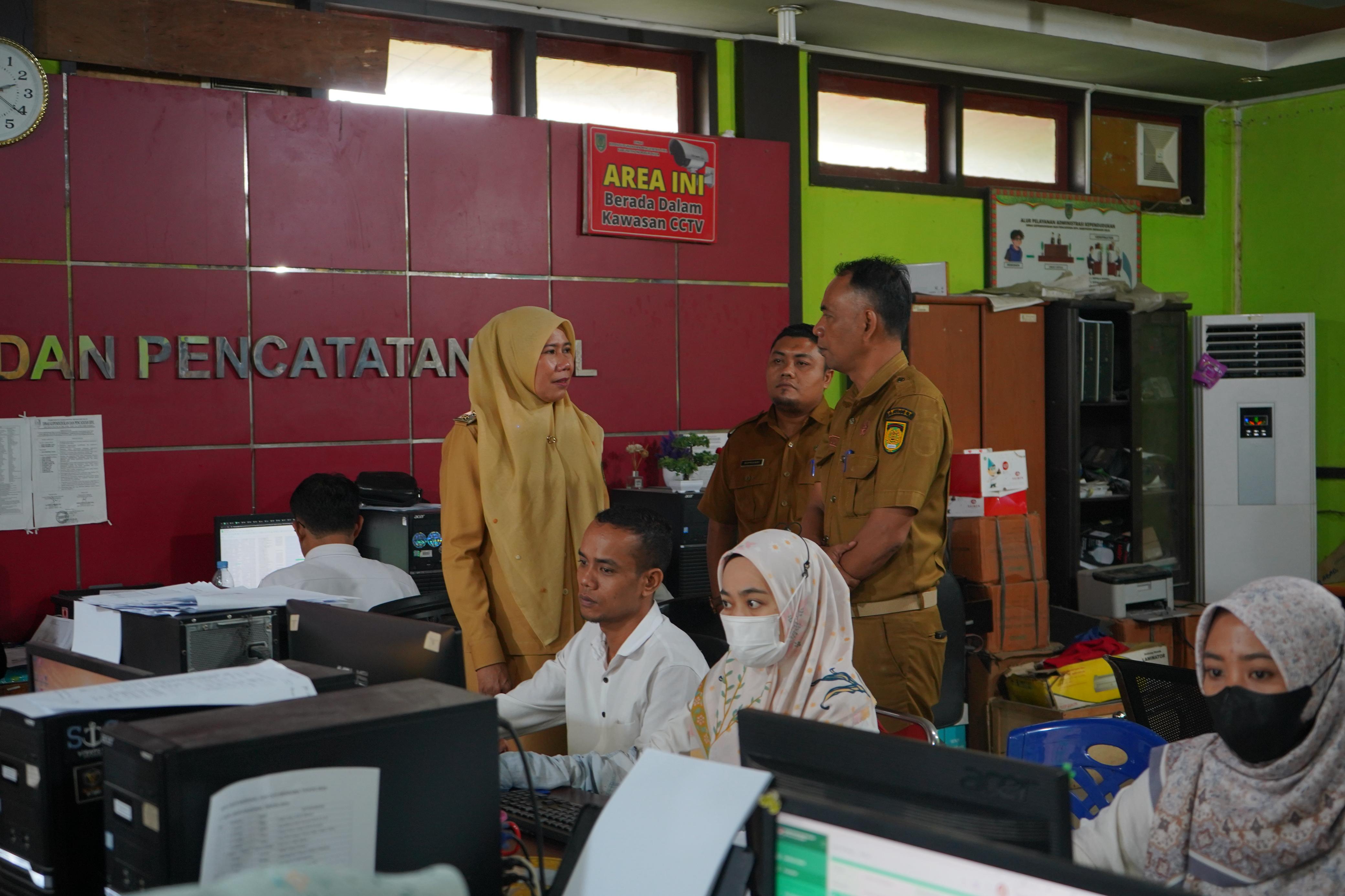 Wakil Bupati Inhil Tinjau Operasi Pasar Murah dan Pelayanan Kependudukan