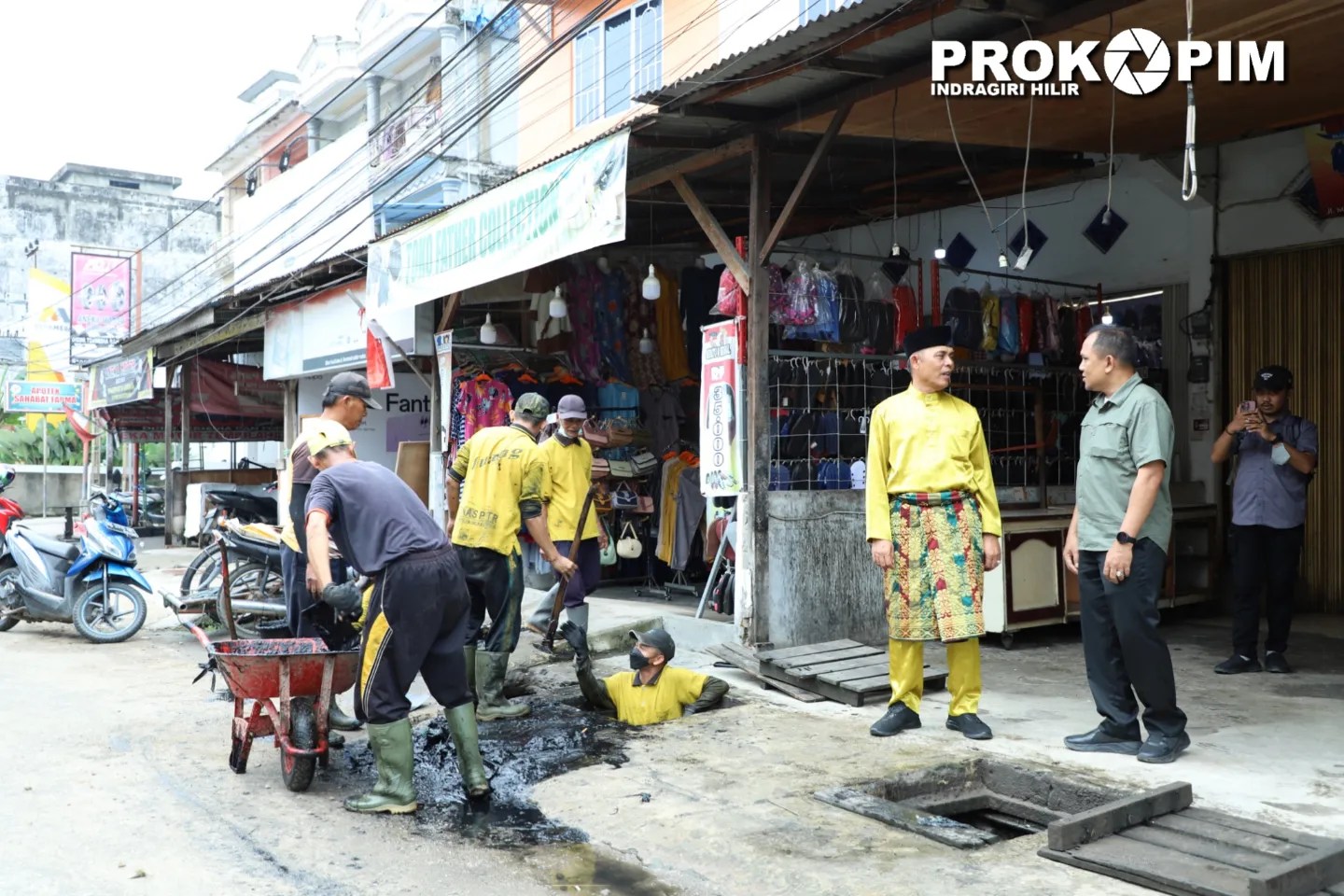 Antisipasi Genangan Air Di Kota Tembilahan, Pj. Bupati Inhil Pantau Langsung Normalisasi Saluran Air di Jl. M. Boya