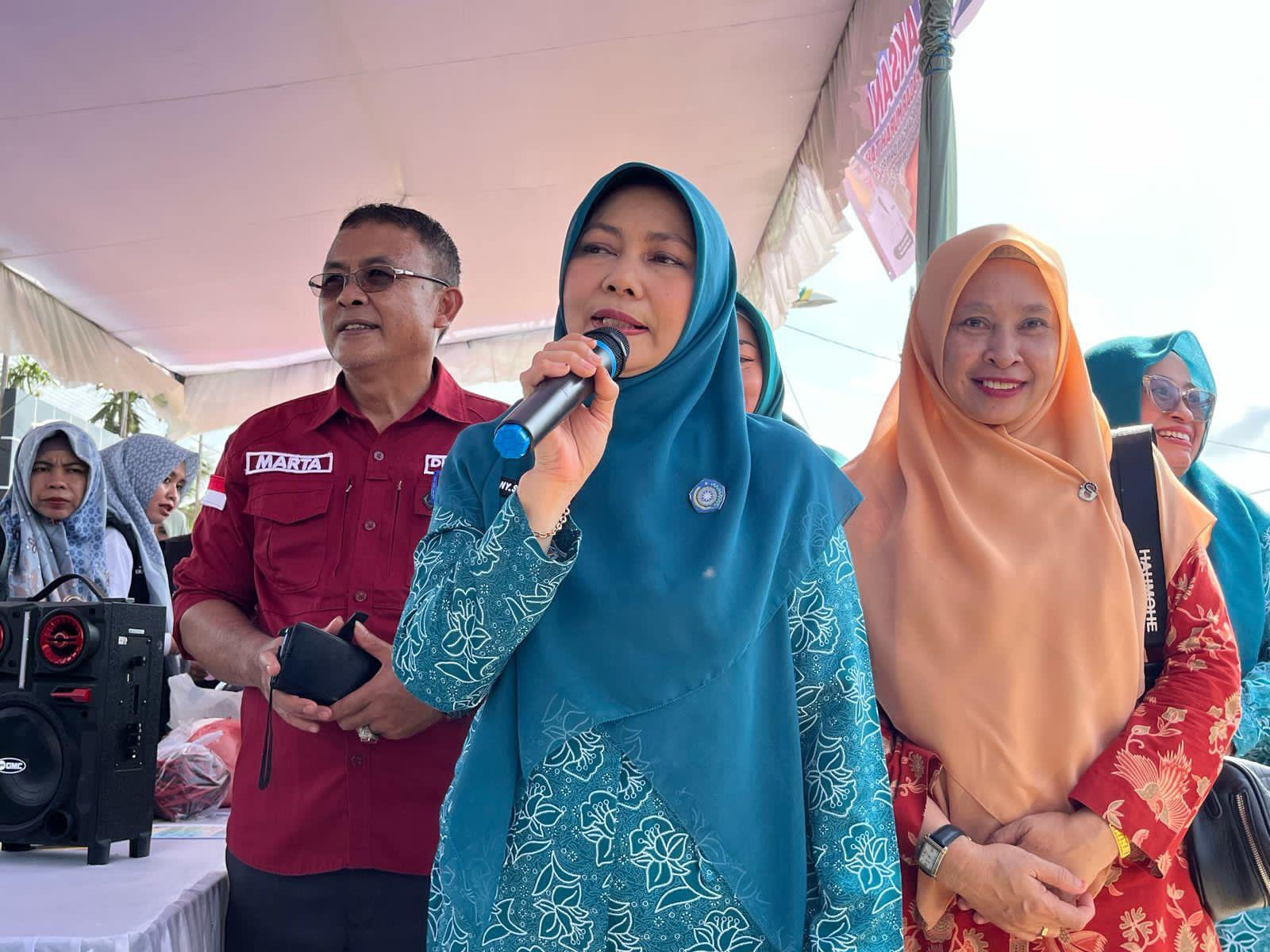 Ketua TP-PKK Inhil Hj. Katerina Susanti Herman Pastikan Operasi Pasar Murah Membantu Masyarakat