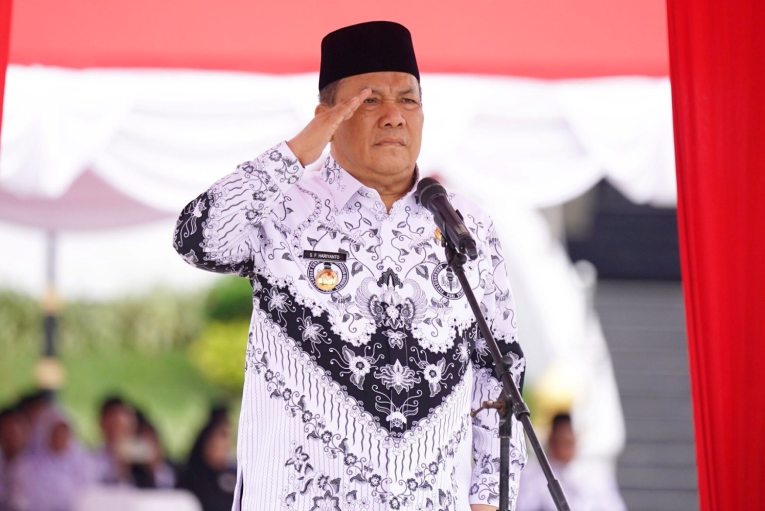 Peringatan HGN 2025 Jadi Momen Terindah, Guru Berprestasi Menangis Terharu Dihadiahi Umrah oleh Plt Gubri