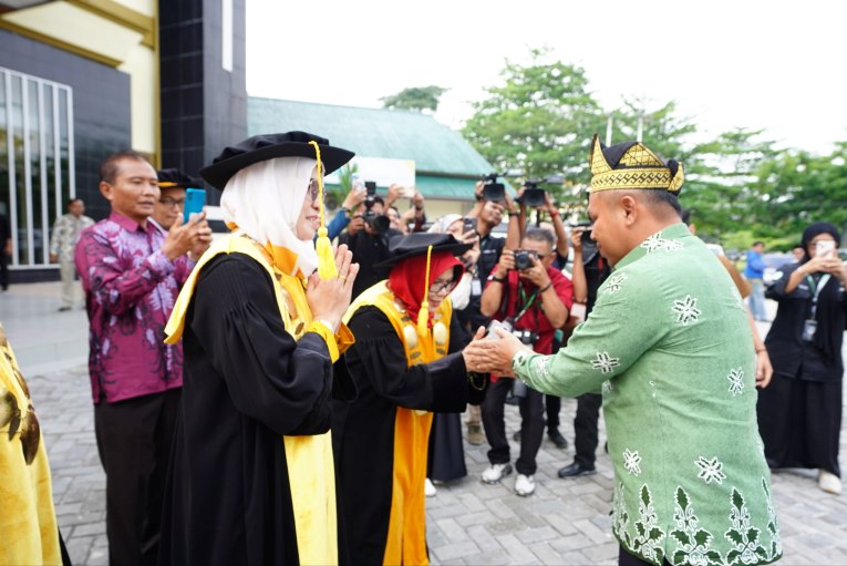 Gubri Abdul Wahid Hadiri Wisuda UIN Suska, Lulusan Diajak Jadi Penerus Perubahan