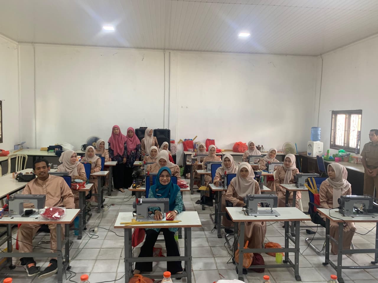 Ketua TP-PKK Inhil Tinjau Pelatihan Asisten Pembuatan Pakaian Di Dinaker Inhil