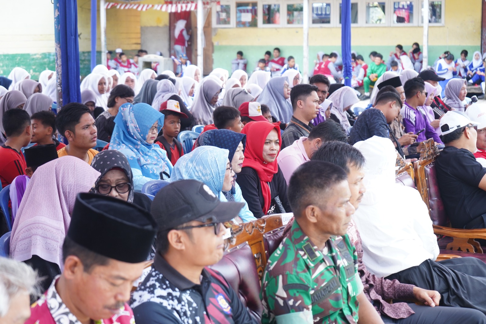 Milad ke-68 SMPN 1 Tembilahan Hulu, Bupati Inhil Potong Tumpeng dan Serahkan Door Prize