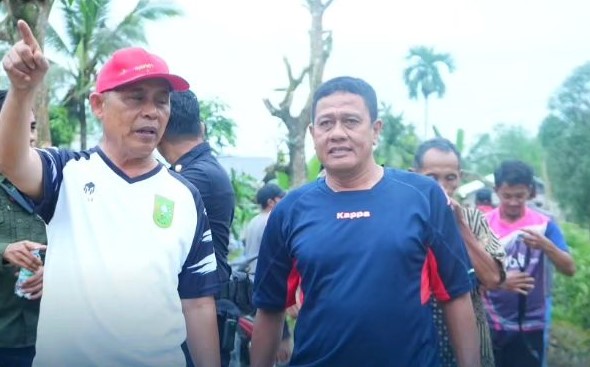 Pastikan Jaringan Listrik Terpasang, Pj.Bupati Herman Gotong Royong bersama Masyarakat Kuala Muda Seberang Tembilahan Barat