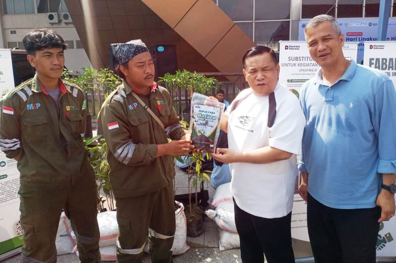 Plt Gubri SF Hariyanto Pimpin Aksi Peduli Lingkungan di Stadion Utama
